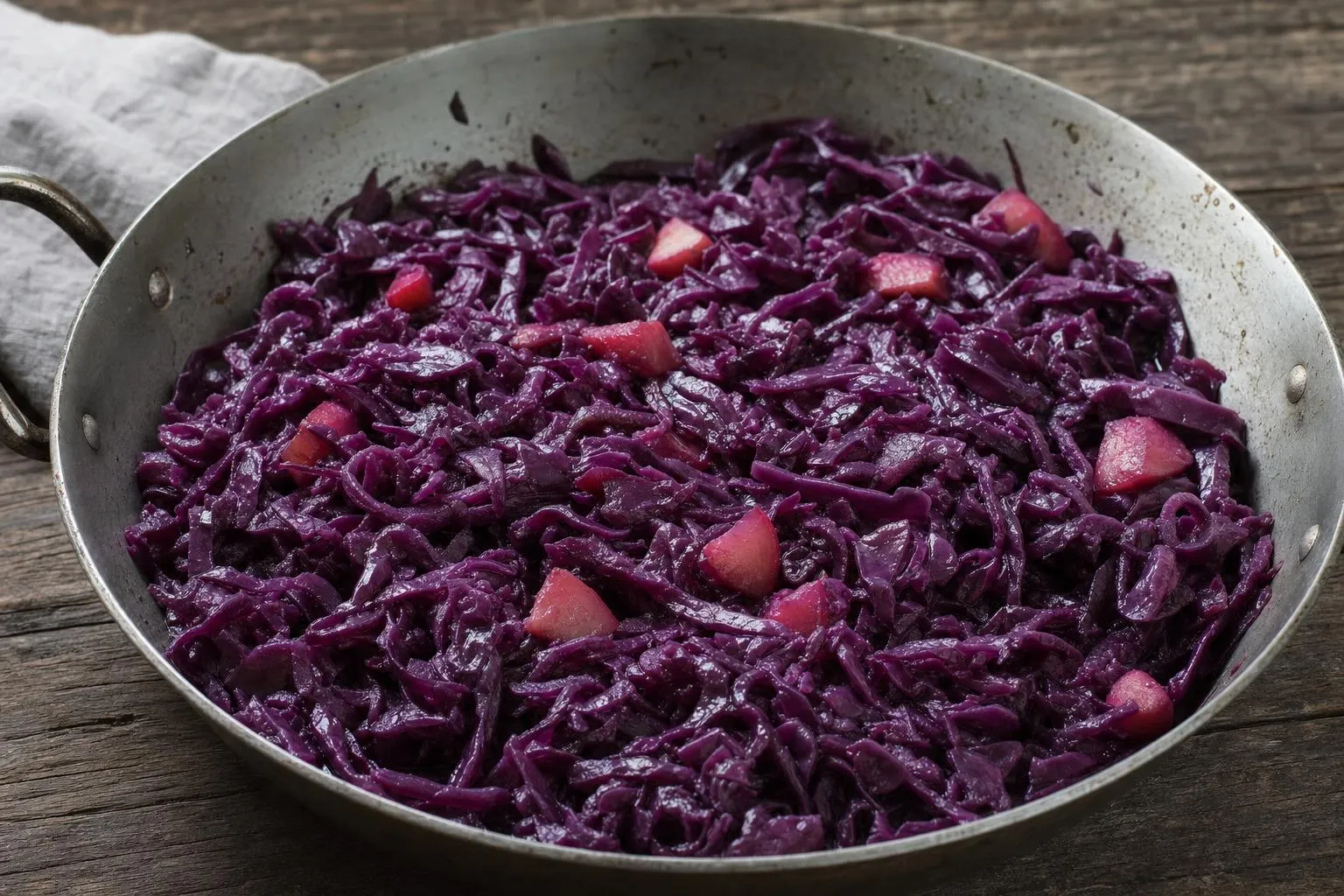 Sartén de col lombarda rehogada de color morado intenso