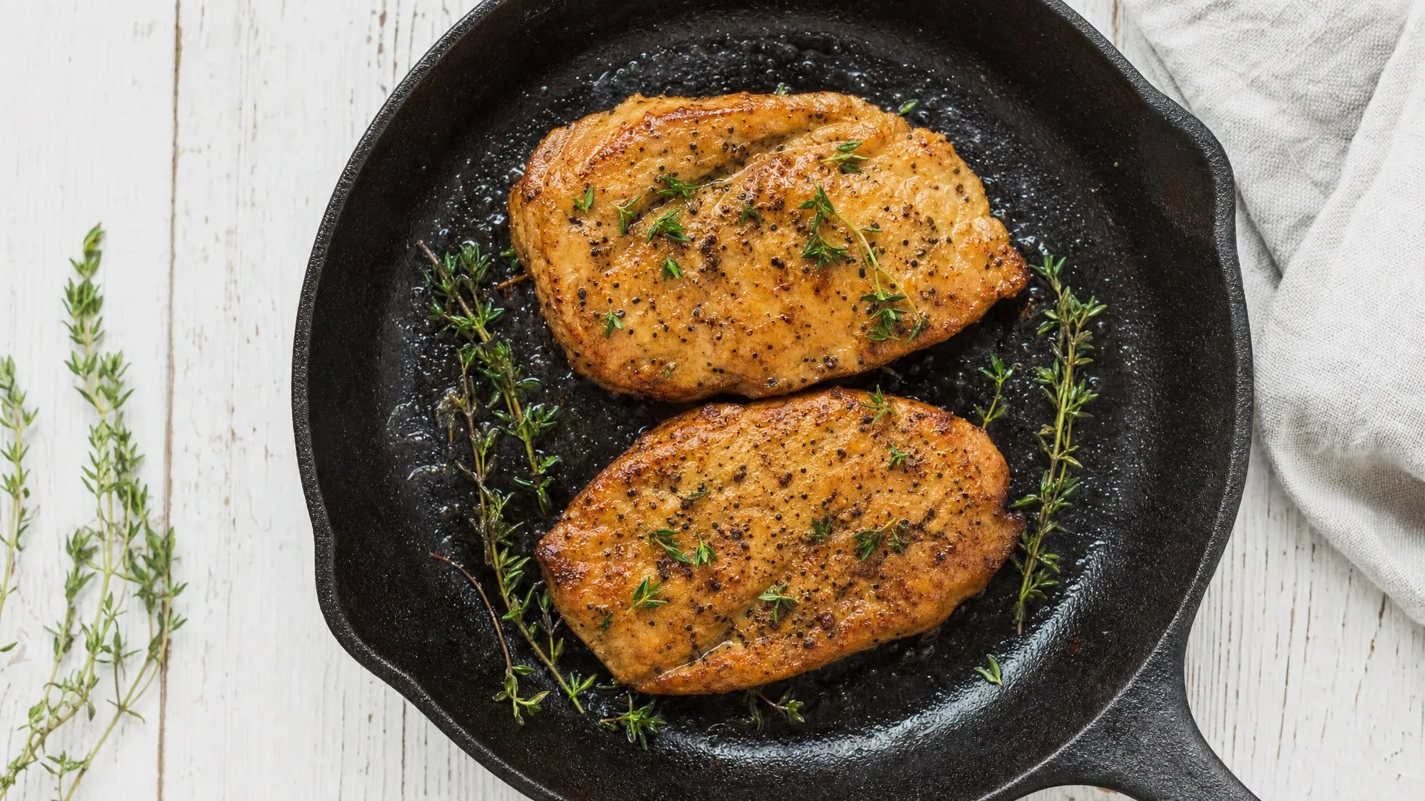 Filetes de pollo vegano de seitán dorados en sartén