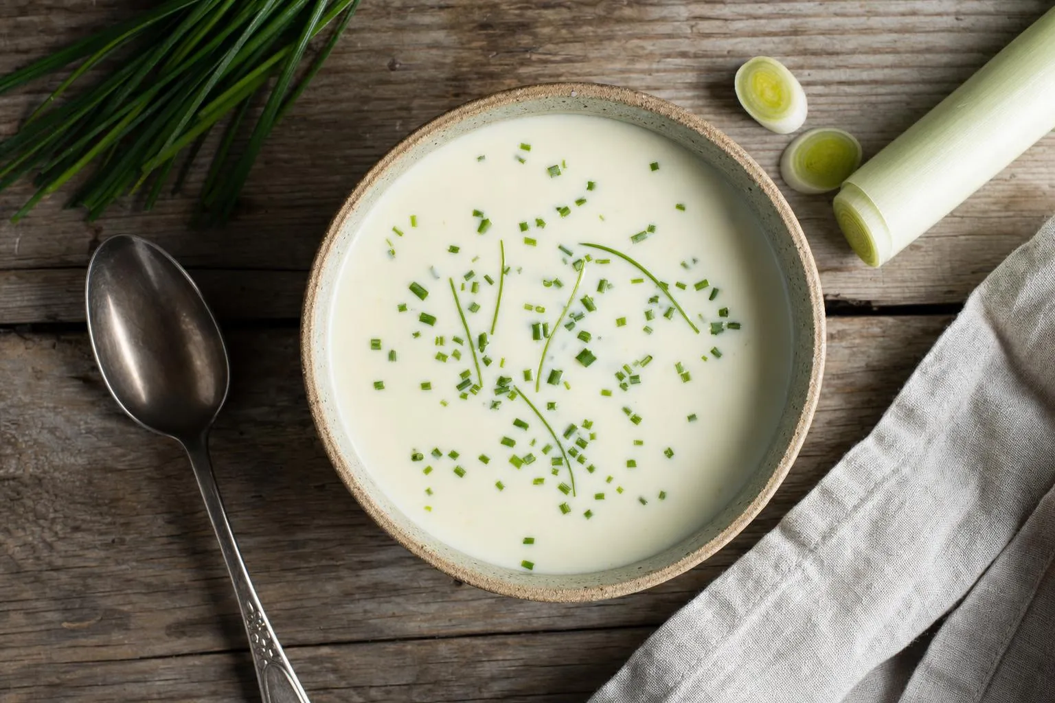 Cuenco de vichyssoise vegana fría con cebollino